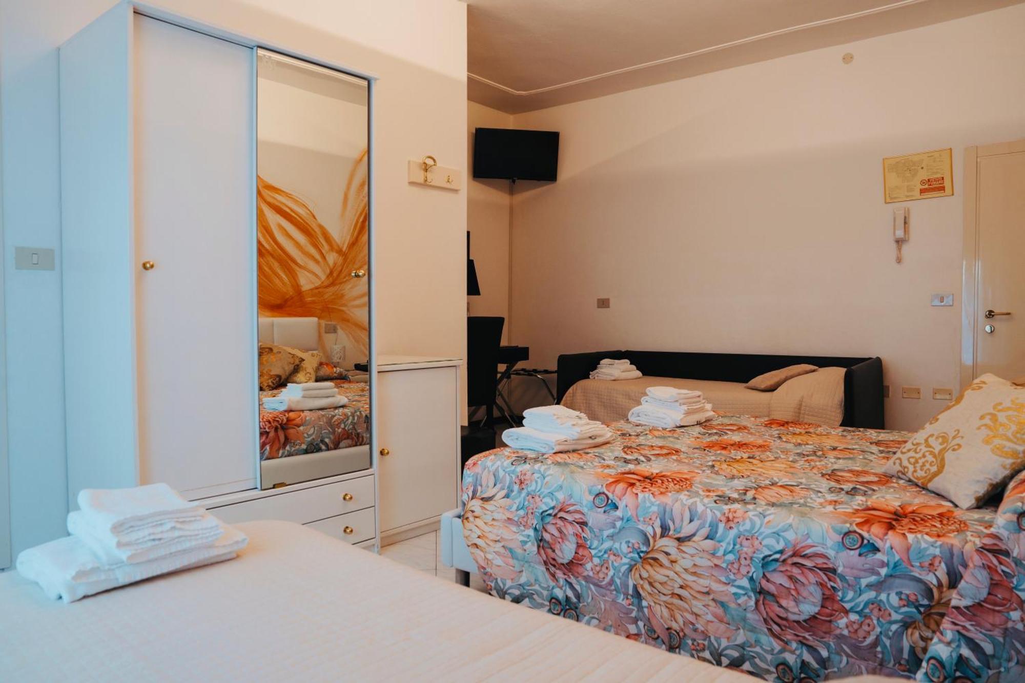 Hotel Julia Llido Degli Estensi Bagian luar foto