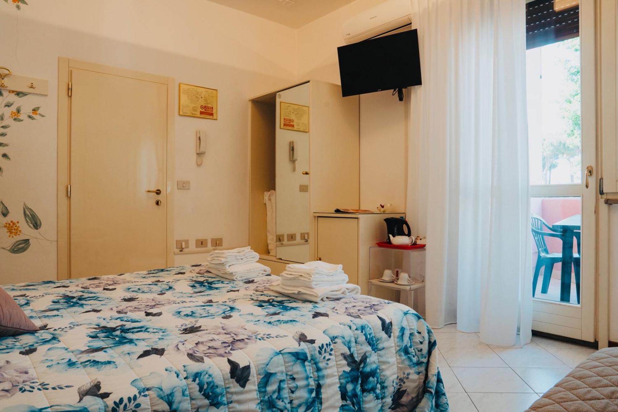 Hotel Julia Llido Degli Estensi Bagian luar foto